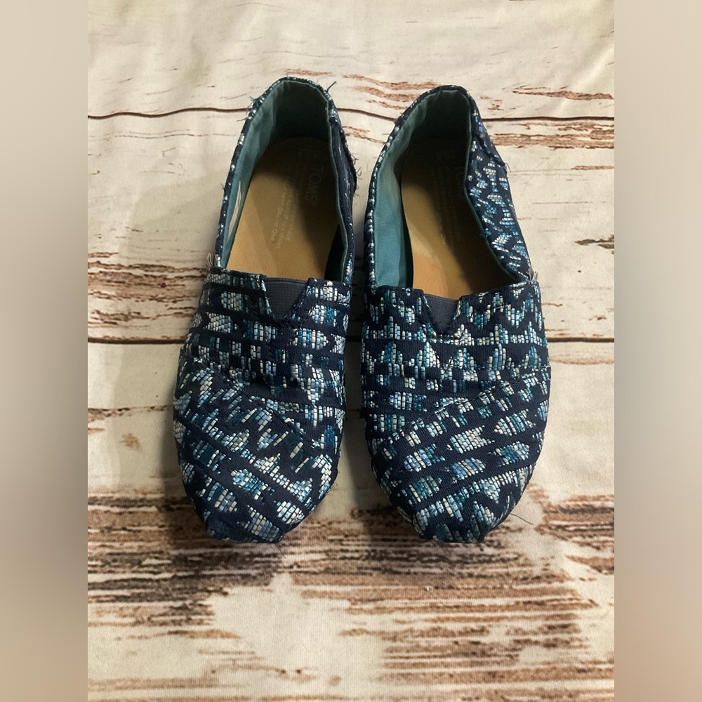 TOMS CHEVRON PATTERN STITCHED‎ LOGO HEEL TAB CANVAS SLIP ON SHOES